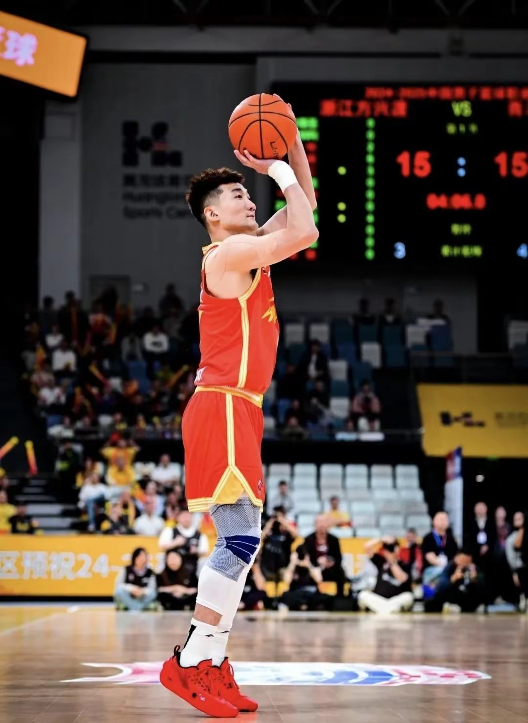 米乐注册网站包含广厦男篮发布备战花絮；国际比赛日更衣室发声；NBA总决赛任务艰巨；阵容厚度经受考验的词条