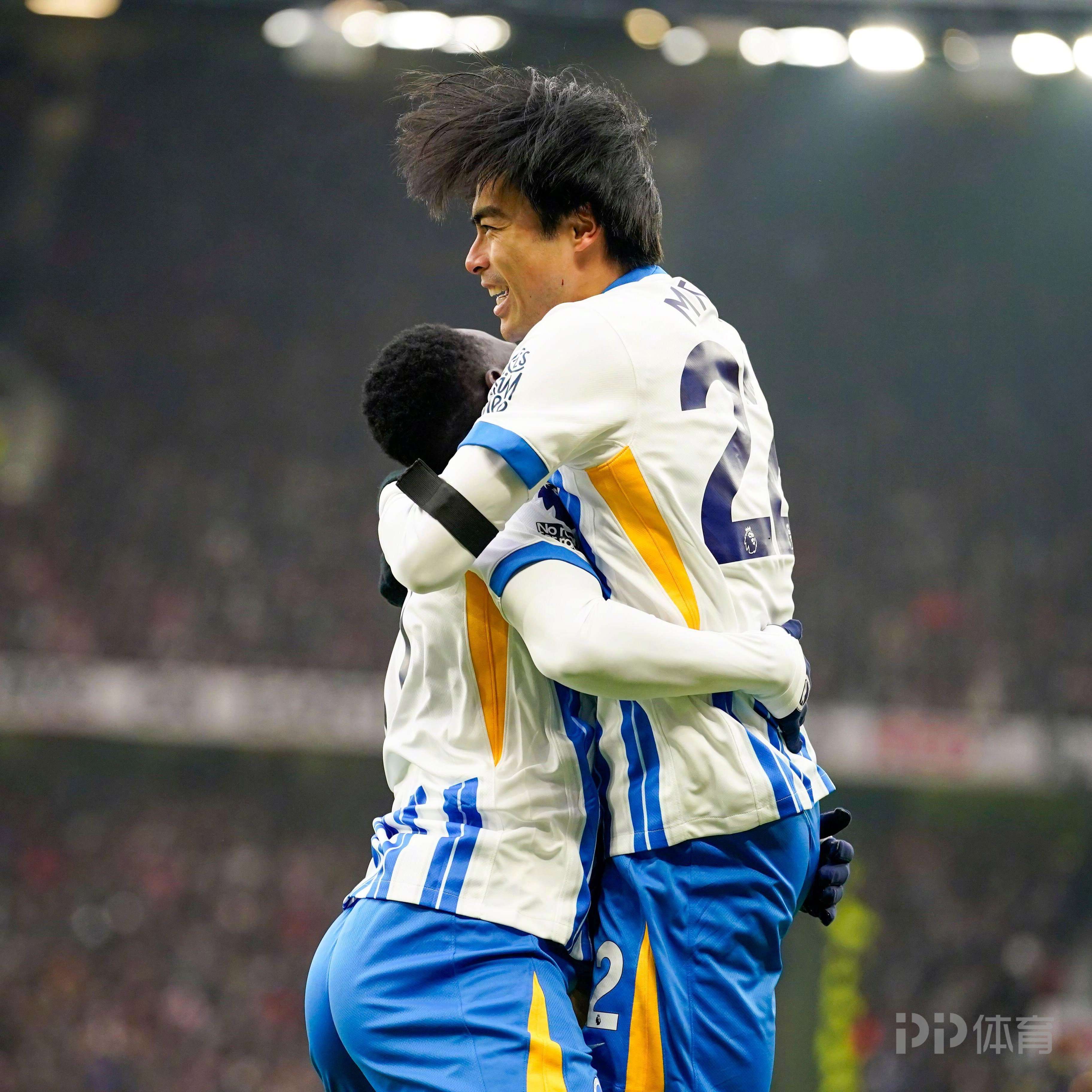 米乐官网首页关于曼联训练开放日，今夜绝杀压哨引欢呼，中超在即，年轻球员得到机会的信息