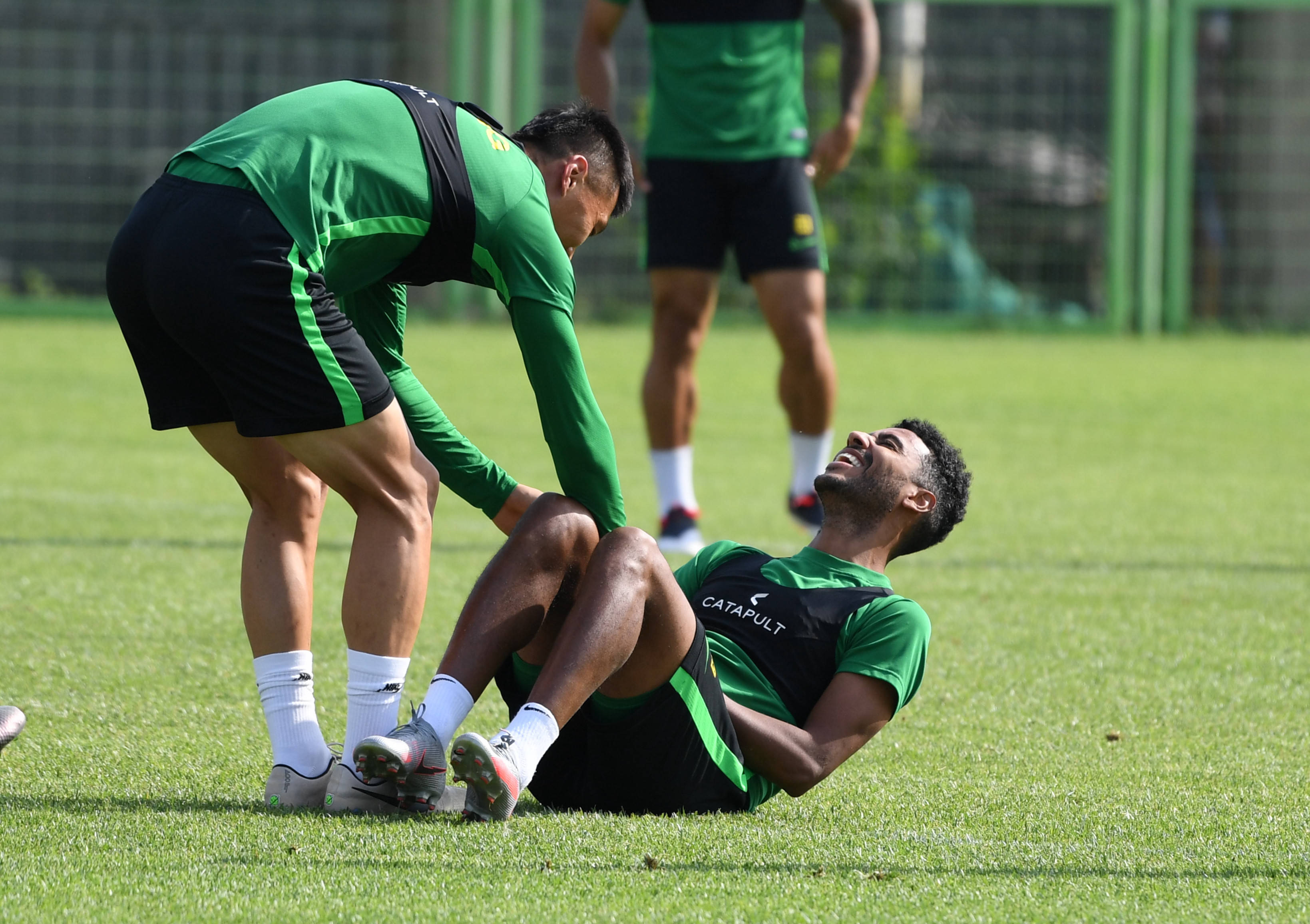 米乐注册网址关于巴黎圣日耳曼训练开放日，转会期完成体检引欢呼，足总杯在即，训练强度明显提升的信息